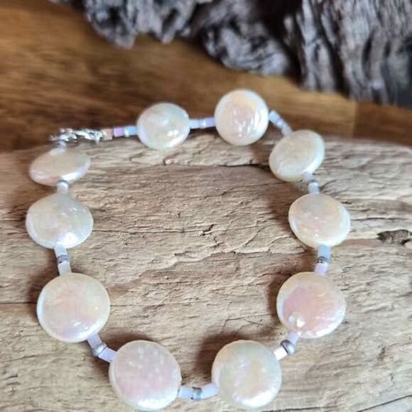 Unbranded Jewelry - Handmade White Coin Shell Bead Bracelet 8" Iridescent Silver Tone Clasp